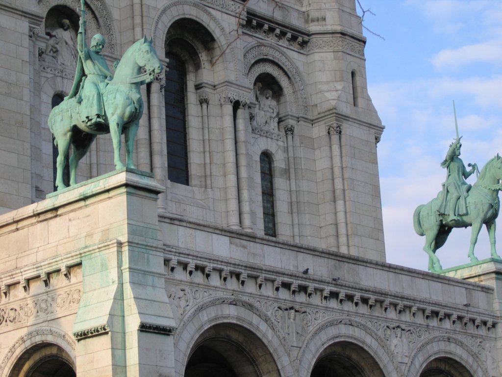 horsestatuesonpariscathedral.jpg