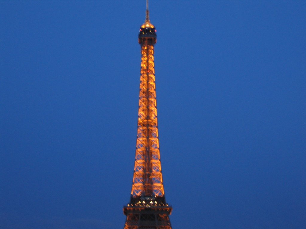 eiffeltowertopclose.jpg