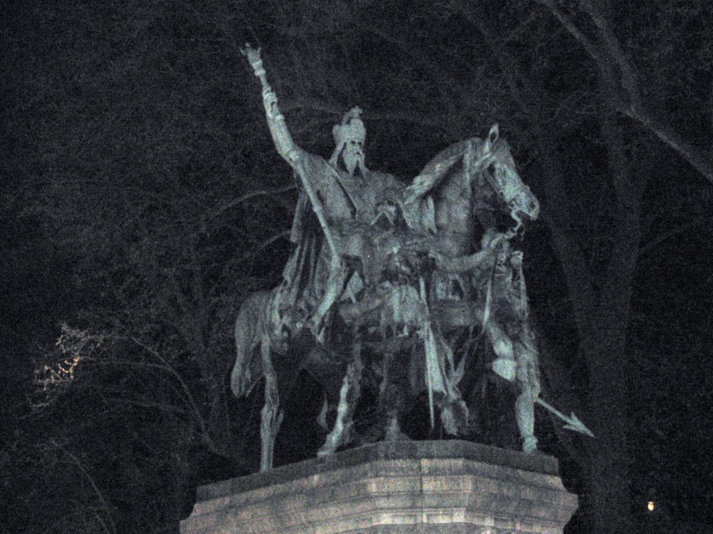 statuenearnotredame2.jpg